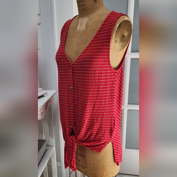 Pretty T.LA Anthropologie Red & White V-Neck Button Front Tie Bottom Top EUC - Picture 5 of 8